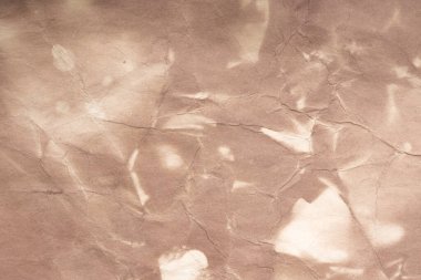 Eski kağıt çarşaf. Toz ve kirli lekelerle dolu boş bir arka plan. Eski ve antika sanat konsepti. Ayrıntılı yakın çekim stüdyo çekimi. Ön manzara. Ayarlanmış