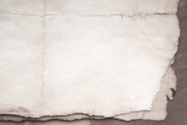 Eski kağıt çarşaf. Toz ve kirli lekelerle dolu boş bir arka plan. Eski ve antika sanat konsepti. Ayrıntılı yakın çekim stüdyo çekimi. Ön manzara. Ayarlanmış