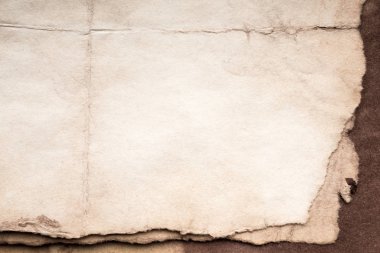 Eski kağıt çarşaf. Toz ve kirli lekelerle dolu boş bir arka plan. Eski ve antika sanat konsepti. Ayrıntılı yakın çekim stüdyo çekimi. Ön manzara. Ayarlanmış