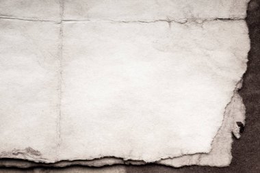 Eski kağıt çarşaf. Toz ve kirli lekelerle dolu boş bir arka plan. Eski ve antika sanat konsepti. Ayrıntılı yakın çekim stüdyo çekimi. Ön manzara. Ayarlanmış