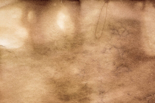Стареющий лист бумаги. Пустой старый фон с пылью и грязными пятнами. Винтажное и антикварное искусство. Подробная съемка студии крупным планом. Вид спереди. Toned

