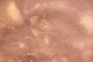 Eski kağıt çarşaf. Toz ve kirli lekelerle dolu boş bir arka plan. Eski ve antika sanat konsepti. Ayrıntılı yakın çekim stüdyo çekimi. Ön manzara. Ayarlanmış