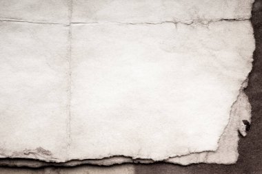 Eski kağıt çarşaf. Toz ve kirli lekelerle dolu boş bir arka plan. Eski ve antika sanat konsepti. Ayrıntılı yakın çekim stüdyo çekimi. Ön manzara. Ayarlanmış