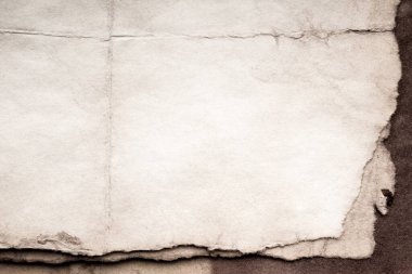 Eski kağıt çarşaf. Toz ve kirli lekelerle dolu boş bir arka plan. Eski ve antika sanat konsepti. Ayrıntılı yakın çekim stüdyo çekimi. Ön manzara. Ayarlanmış