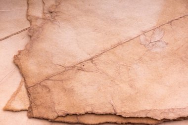 Eski kağıt çarşaf. Toz ve kirli lekelerle dolu boş bir arka plan. Eski ve antika sanat konsepti. Ayrıntılı yakın çekim stüdyo çekimi. Ön manzara. Ayarlanmış