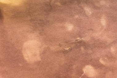 Eski kağıt çarşaf. Toz ve kirli lekelerle dolu boş bir arka plan. Eski ve antika sanat konsepti. Ayrıntılı yakın çekim stüdyo çekimi. Ön manzara. Ayarlanmış