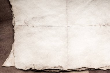 Eski kağıt çarşaf. Toz ve kirli lekelerle dolu boş bir arka plan. Eski ve antika sanat konsepti. Ayrıntılı yakın çekim stüdyo çekimi. Ön manzara. Ayarlanmış