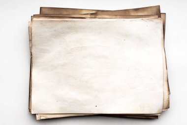 Eski kağıt çarşaf. Toz ve kirli lekelerle dolu boş bir arka plan. Eski ve antika sanat konsepti. Ayrıntılı yakın çekim stüdyo çekimi. Ön manzara. Ayarlanmış