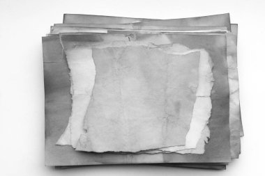 Eski kağıt çarşaf. Toz ve kirli lekelerle dolu boş bir arka plan. Eski ve antika sanat konsepti. Ayrıntılı yakın çekim stüdyo çekimi. Ön manzara. Ayarlanmış