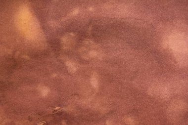 Eski kağıt çarşaf. Toz ve kirli lekelerle dolu boş bir arka plan. Eski ve antika sanat konsepti. Ayrıntılı yakın çekim stüdyo çekimi. Ön manzara. Ayarlanmış