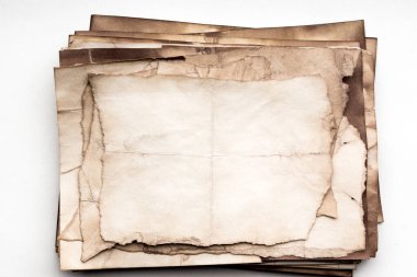 Eski kağıt çarşaf. Toz ve kirli lekelerle dolu boş bir arka plan. Eski ve antika sanat konsepti. Ayrıntılı yakın çekim stüdyo çekimi. Ön manzara. Ayarlanmış