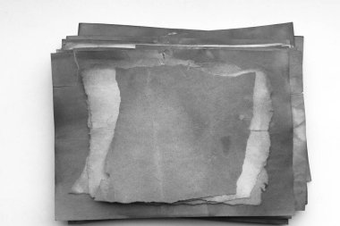 Eski kağıt çarşaf. Toz ve kirli lekelerle dolu boş bir arka plan. Eski ve antika sanat konsepti. Ayrıntılı yakın çekim stüdyo çekimi. Ön manzara. Ayarlanmış