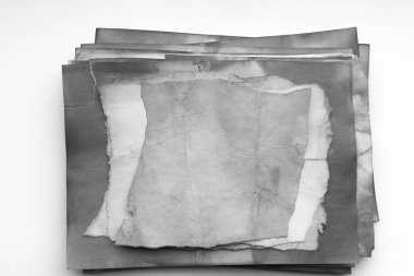 Eski kağıt çarşaf. Toz ve kirli lekelerle dolu boş bir arka plan. Eski ve antika sanat konsepti. Ayrıntılı yakın çekim stüdyo çekimi. Ön manzara. Ayarlanmış