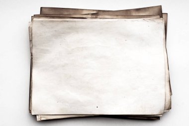 Eski kağıt çarşaf. Toz ve kirli lekelerle dolu boş bir arka plan. Eski ve antika sanat konsepti. Ayrıntılı yakın çekim stüdyo çekimi. Ön manzara. Ayarlanmış