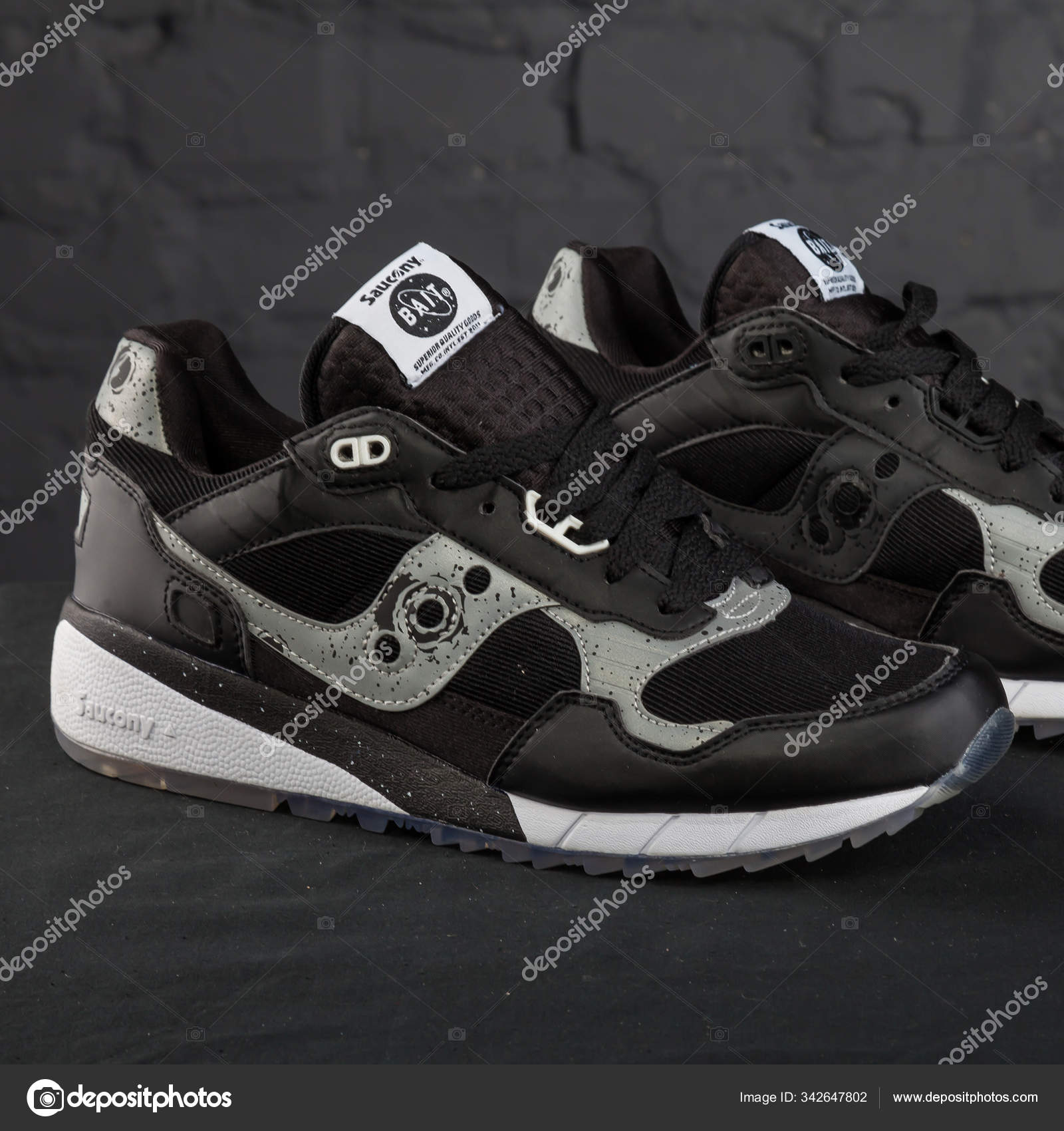 Nuevo Hermoso Colorido Agradable Saucony Zapatillas Zapatillas Deporte Entrenadores Foto editorial de stock © sozon #342647802