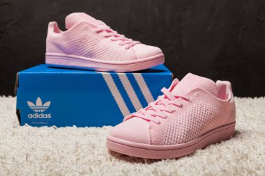 Yeni renkli ve güzel Adidas Iniki koşu ayakkabıları, spor ayakkabıları, spor ayakkabıları, spor ayakkabıları soyut arka planda bir marka kutusu olan logoyu gösteriyor. Spor ve günlük ayakkabı konsepti. Kyiv, Ukrayna-7 Mart 2018