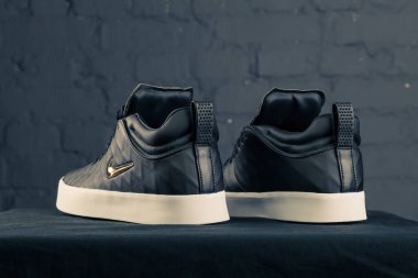 Yeni güzel renkli ve güzel Nike Air Max koşu ayakkabıları, spor ayakkabıları, spor ayakkabıları soyut arka planda bir marka kutusu olan logolar gösteriyor. Spor ve günlük ayakkabı konsepti. Kyiv, Ukrayna-9 Aralık 2017