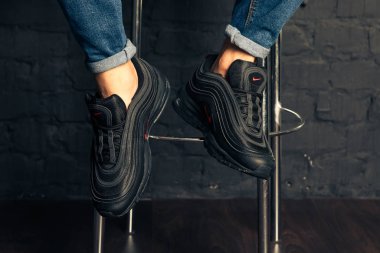 Yeni güzel renkli ve güzel Nike Air Max koşu ayakkabıları, spor ayakkabıları, spor ayakkabıları soyut arka planda bir marka kutusu olan logoyu gösteriyor. Spor ve günlük ayakkabı konsepti. Kyiv, Ukrayna-23 Ağustos 2018