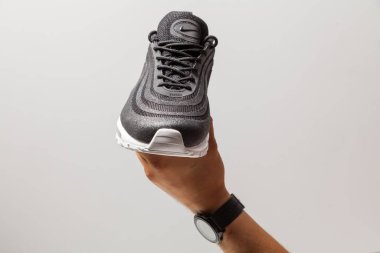 Yeni güzel renkli ve güzel Nike Air Max koşu ayakkabıları, spor ayakkabıları, spor ayakkabıları soyut arka planda bir marka kutusu olan logolar gösteriyor. Spor ve günlük ayakkabı konsepti. Kyiv, Ukrayna-Eylül 06, 2018