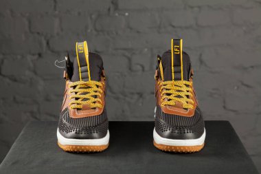 Yeni güzel renkli ve güzel Nike Air Max koşu ayakkabıları, spor ayakkabıları, spor ayakkabıları soyut arka planda bir marka kutusu olan logolar gösteriyor. Spor ve günlük ayakkabı konsepti. Kyiv, Ukrayna-8 Kasım 2017