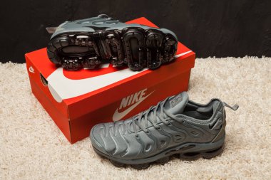 Yeni güzel renkli ve güzel Nike Air Max koşu ayakkabıları, spor ayakkabıları, spor ayakkabıları soyut arka planda bir marka kutusu olan logoyu gösteriyor. Spor ve günlük ayakkabı konsepti. Kyiv, Ukrayna-23 Ağustos 2018