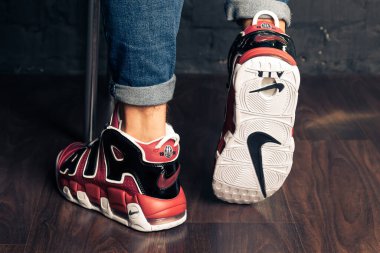 Yeni renkli ve güzel Nike Air Max koşu ayakkabıları, spor ayakkabıları, spor ayakkabıları soyut arka planda bir marka kutusu olan logoyu gösteren ayakkabılar. Spor ve günlük ayakkabı konsepti. Kyiv, Ukrayna-7 Ağustos 2018