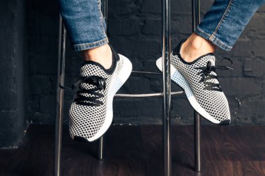 Yeni renkli ve güzel Adidas Iniki koşu ayakkabıları, spor ayakkabıları, spor ayakkabıları, soyut arka planda bir marka kutusu olan logoyu gösteren spor ayakkabıları. Spor ve günlük ayakkabı konsepti. Kyiv, Ukrayna - 26 Temmuz 2018
