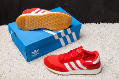 Yeni renkli ve güzel Adidas Iniki koşu ayakkabıları, spor ayakkabıları, spor ayakkabıları, spor ayakkabıları soyut arka planda bir marka kutusu olan logoyu gösteriyor. Spor ve günlük ayakkabı konsepti. Kyiv, Ukrayna-1 Mart 2018