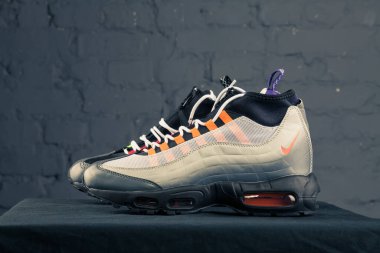 Yeni güzel renkli ve güzel Nike Air Max koşu ayakkabıları, spor ayakkabıları, spor ayakkabıları soyut arka planda bir marka kutusu olan logolar gösteriyor. Spor ve günlük ayakkabı konsepti. Kyiv, Ukrayna-9 Aralık 2017