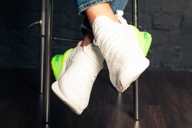 Yeni güzel renkli ve güzel Nike Air Max koşu ayakkabıları, spor ayakkabıları, spor ayakkabıları soyut arka planda bir marka kutusu olan logoyu gösteriyor. Spor ve günlük ayakkabı konsepti. Kyiv, Ukrayna-21 Ağustos 2018