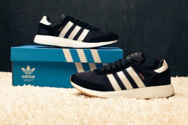 Yeni renkli ve güzel Adidas Iniki koşu ayakkabıları, spor ayakkabıları, spor ayakkabıları, soyut arka planda bir marka kutusu olan logoyu gösteren spor ayakkabıları. Spor ve günlük ayakkabı konsepti. Kyiv, Ukrayna - 5 Mayıs 2018