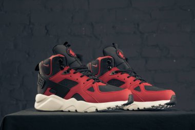 Yeni renkli ve güzel Nike Huarache koşu ayakkabıları, spor ayakkabıları, spor ayakkabıları, spor ayakkabıları soyut arka planda bir marka kutusu olan logoyu gösteriyor. Spor ve günlük ayakkabı konsepti. Kyiv, Ukrayna - 28 Ekim 2017