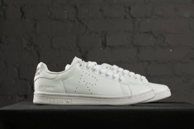 Yeni güzel renkli ve güzel Adidas Runsom koşu ayakkabıları, spor ayakkabıları, spor ayakkabıları soyut arka planda bir marka kutusu olan logoyu gösteriyor. Spor ve günlük ayakkabı konsepti. Kyiv, Ukrayna-8 Kasım 2017