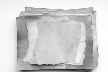 Eski kağıt çarşaf. Toz ve kirli lekelerle dolu boş bir arka plan. Eski ve antika sanat konsepti. Ayrıntılı yakın çekim stüdyo çekimi. Ön manzara. Ayarlanmış