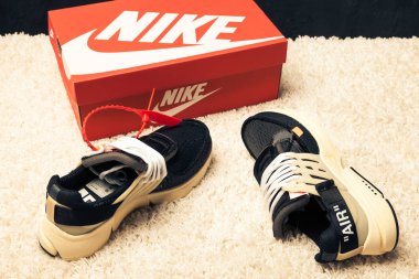 Yeni renkli ve güzel Nike Air Max koşu ayakkabıları, spor ayakkabıları, spor ayakkabıları soyut arka planda bir marka kutusu olan logoyu gösteren ayakkabılar. Spor ve günlük ayakkabı konsepti. Kyiv, Ukrayna - 15 Nisan 2018