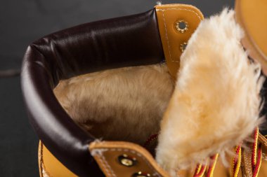 Yeni güzel renkli ve güzel Timberland izleme ayakkabıları, spor ayakkabıları, spor ayakkabıları soyut arka planda bir marka kutusu olan logoyu gösteriyor. Spor ve günlük ayakkabı konsepti. Kyiv, Ukrayna - 26 Ekim 2017