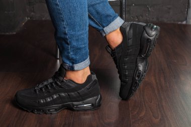 Yeni renkli ve güzel Nike Air Max koşu ayakkabıları, spor ayakkabıları, spor ayakkabıları soyut arka planda bir marka kutusu olan logoyu gösteren ayakkabılar. Spor ve günlük ayakkabı konsepti. Kyiv, Ukrayna-4 Ağustos 2018