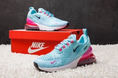 Yeni renkli ve güzel Nike Air Max koşu ayakkabıları, spor ayakkabıları, spor ayakkabıları soyut arka planda bir marka kutusu olan logoyu gösteren ayakkabılar. Spor ve günlük ayakkabı konsepti. Kyiv, Ukrayna - 31 Mart 2018