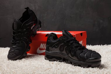 Yeni güzel renkli ve güzel Nike Air Max koşu ayakkabıları, spor ayakkabıları, spor ayakkabıları soyut arka planda bir marka kutusu olan logoyu gösteriyor. Spor ve günlük ayakkabı konsepti. Kyiv, Ukrayna - 30 Mart 2018