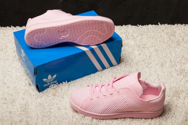 Gyönyörű Színes Szép Adidas Iniki Futócipő Tornacipő Tréner Mutatja Logó — Stock Fotó