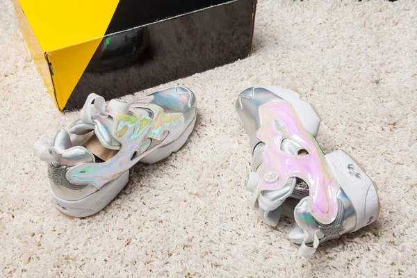Yeni Renkli Güzel Reebok Instapump Koşu Ayakkabıları Spor Ayakkabıları Spor — Stok fotoğraf