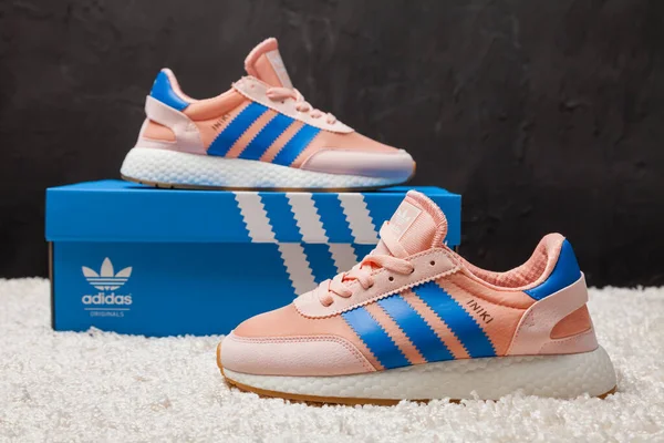 Gyönyörű Színes Szép Adidas Iniki Futócipő Tornacipő Tréner Mutatja Logó — Stock Fotó