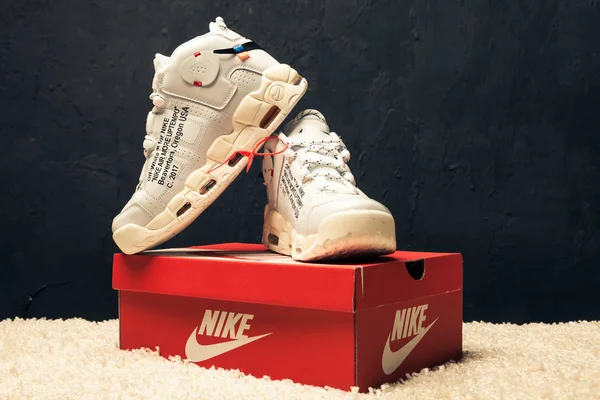 Νέο Όμορφο Πολύχρωμο Και Ωραίο Nike Air Max Αθλητικά Παπούτσια — Φωτογραφία Αρχείου