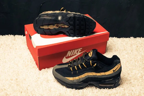 Gyönyörű Színes Szép Nike Air Max Futócipő Tornacipő Tréner Mutatja — Stock Fotó