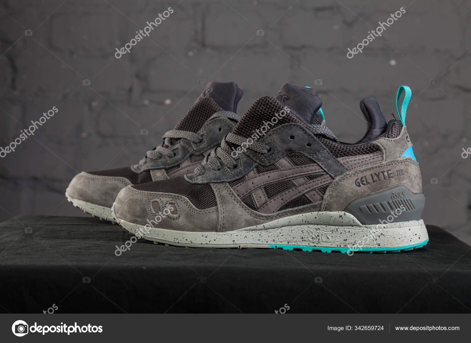 Novos Belos Coloridos Asics Tênis Corrida Tênis Treinadores Mostra Logotipo — Fotografia de Stock Editorial © sozon #342659724