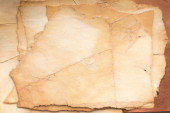 Papírový list. Prázdné staré pozadí s prachem a špinavými skvrnami. Tradiční a starožitné umění. Plakátový model. Detailní záběr z ateliéru. Přední pohled. Izolované