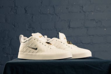 Yeni güzel renkli ve güzel Nike Air Max koşu ayakkabıları, spor ayakkabıları, spor ayakkabıları soyut arka planda bir marka kutusu olan logolar gösteriyor. Spor ve günlük ayakkabı konsepti. Kyiv, Ukrayna-9 Aralık 2017