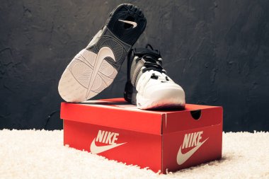 Yeni renkli ve güzel Nike Air Max koşu ayakkabıları, spor ayakkabıları, spor ayakkabıları soyut arka planda bir marka kutusu olan logoyu gösteren ayakkabılar. Spor ve günlük ayakkabı konsepti. Kyiv, Ukrayna-7 Ağustos 2018