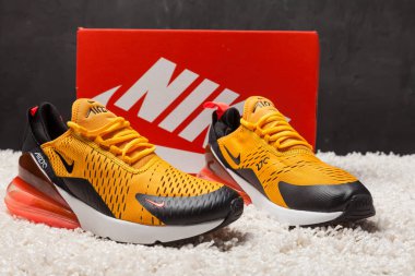 Yeni güzel renkli ve güzel Nike Air Max koşu ayakkabıları, spor ayakkabıları, spor ayakkabıları soyut arka planda bir marka kutusu olan logoyu gösteriyor. Spor ve günlük ayakkabı konsepti. Kyiv, Ukrayna - 30 Mart 2018
