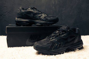 Yeni güzel renkli ve güzel Nike Air Max koşu ayakkabıları, spor ayakkabıları, spor ayakkabıları soyut arka planda bir marka kutusu olan logoyu gösteriyor. Spor ve günlük ayakkabı konsepti. Kyiv, Ukrayna-7 Mart 2018